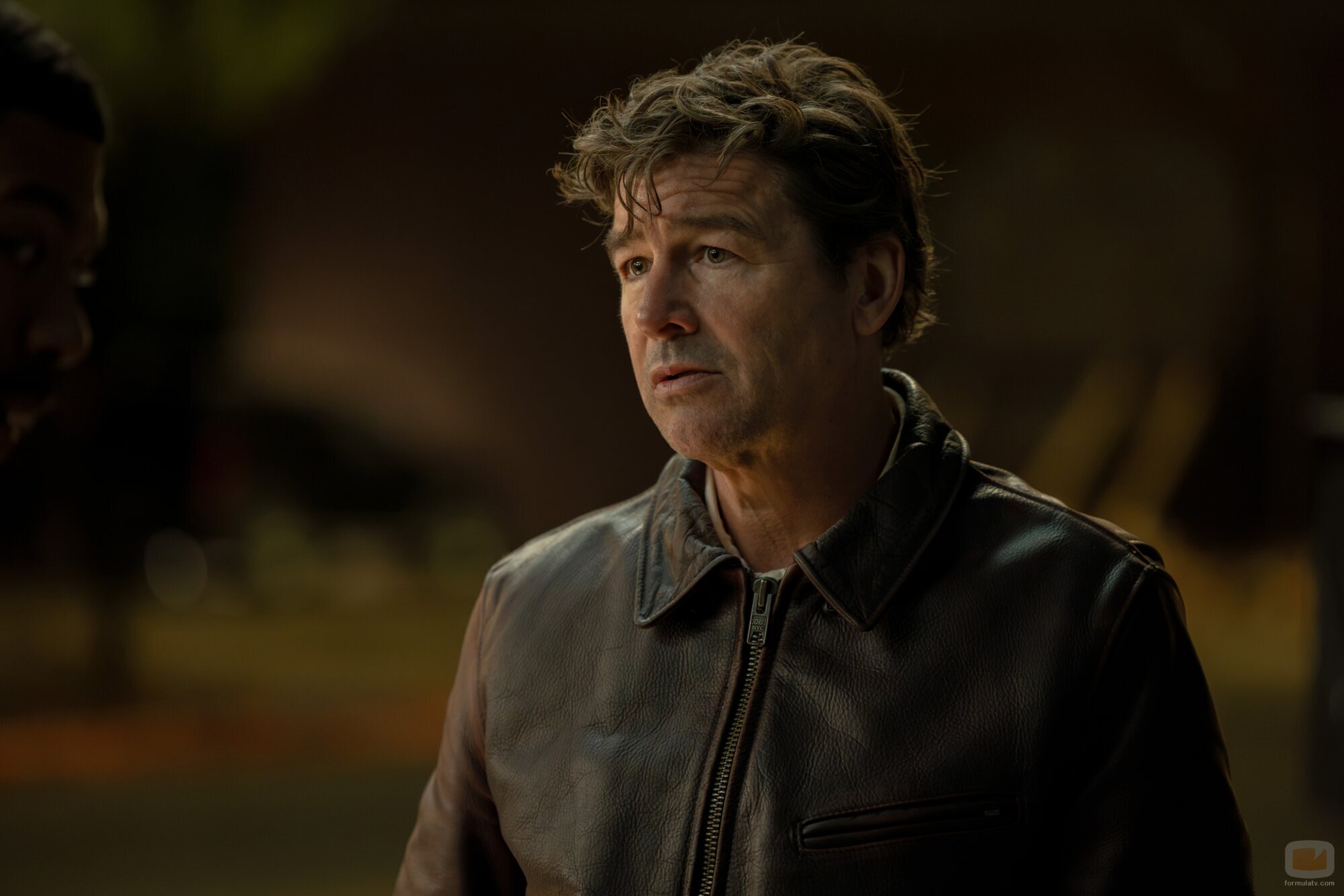 Kyle Chandler en Capítulo 8 titulado 'Polvo y Estrellas' de 'Linternas'