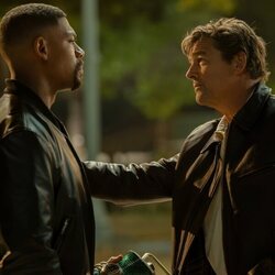 Kyle Chandler y Aaron Pierre en 'Polvo y Estrellas' de 'Linternas'