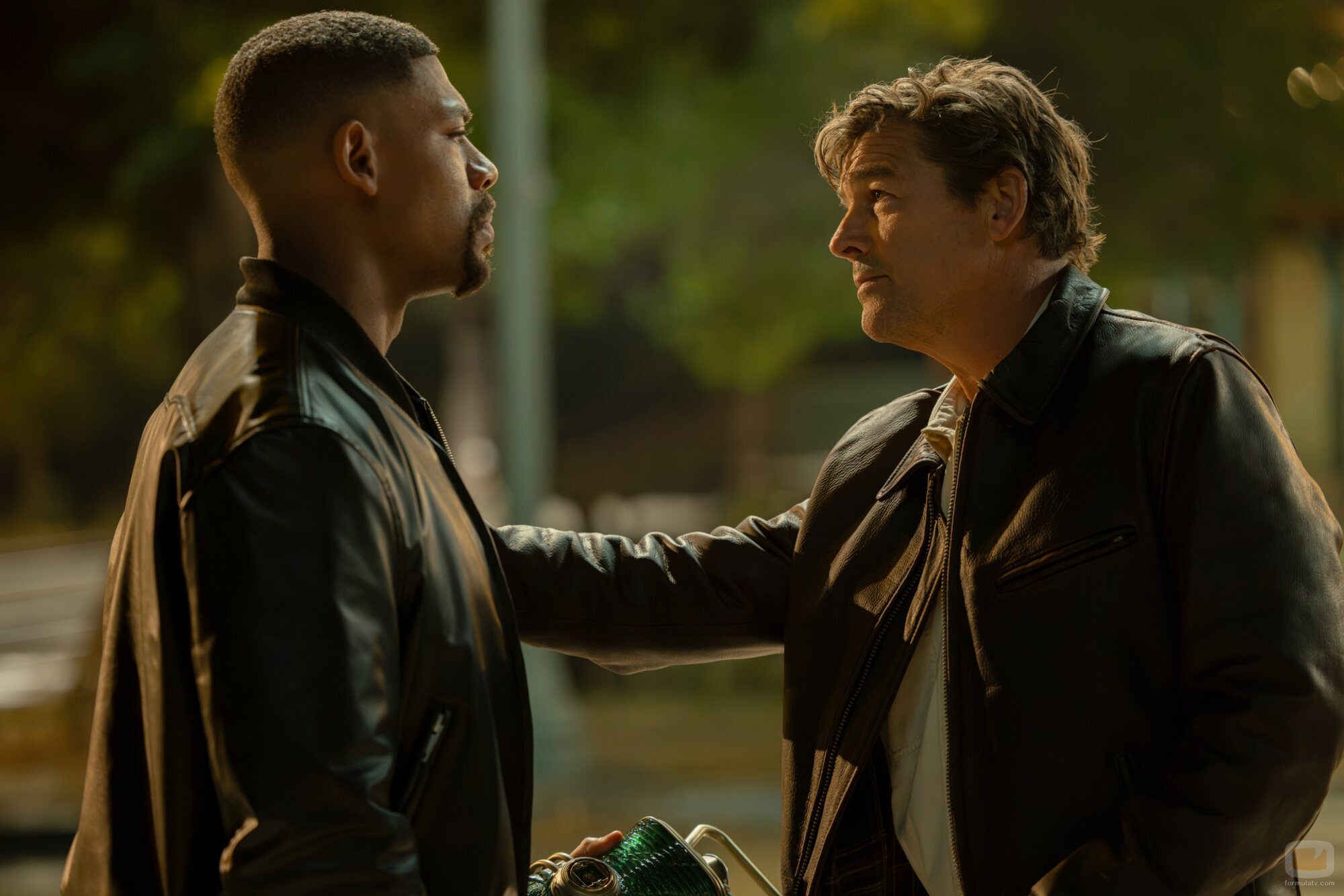 Kyle Chandler y Aaron Pierre en 'Polvo y Estrellas' de 'Linternas'
