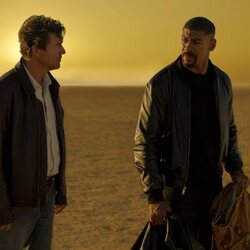 Kyle Chandler y Aaron Pierre en Capítulo 8 titulado 'Polvo y Estrellas' de 'Linternas'