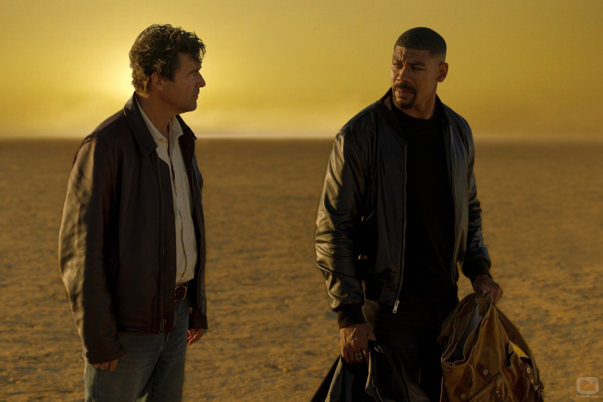 Kyle Chandler y Aaron Pierre en Capítulo 8 titulado 'Polvo y Estrellas' de 'Linternas'