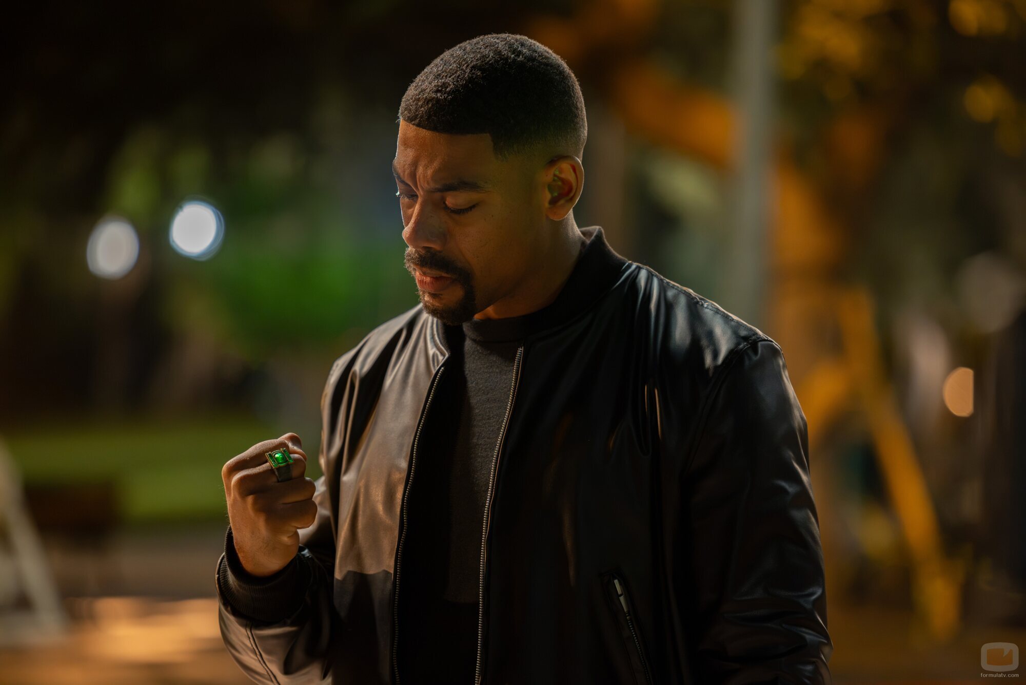 Aaron Pierre en 1x08 titulado 'Polvo y Estrellas' de 'Linternas'