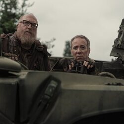 Kevin Sussman y Brian Posehn en la temporada 1 y el capítulo 01 de 'Stuart no consigue salvar el universo'