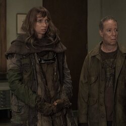 Kevin Sussman y Lauren Lapkus en el 1x01 de 'Stuart no consigue salvar el universo'