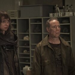 Lauren Lapkus y Kevin Sussman en 1x01 titulado 'Espóiler: Gary Muere' de 'Stuart no consigue salvar el universo'