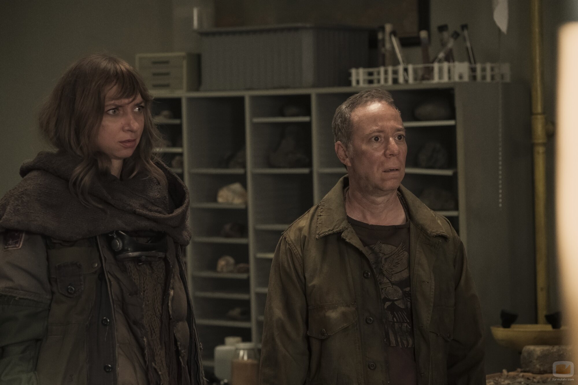 Lauren Lapkus y Kevin Sussman en 1x01 titulado 'Espóiler: Gary Muere' de 'Stuart no consigue salvar el universo'
