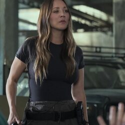 Kaley Cuoco en 1x02 'Espóiler: Zack Sale en Este' de 'Stuart no consigue salvar el universo'