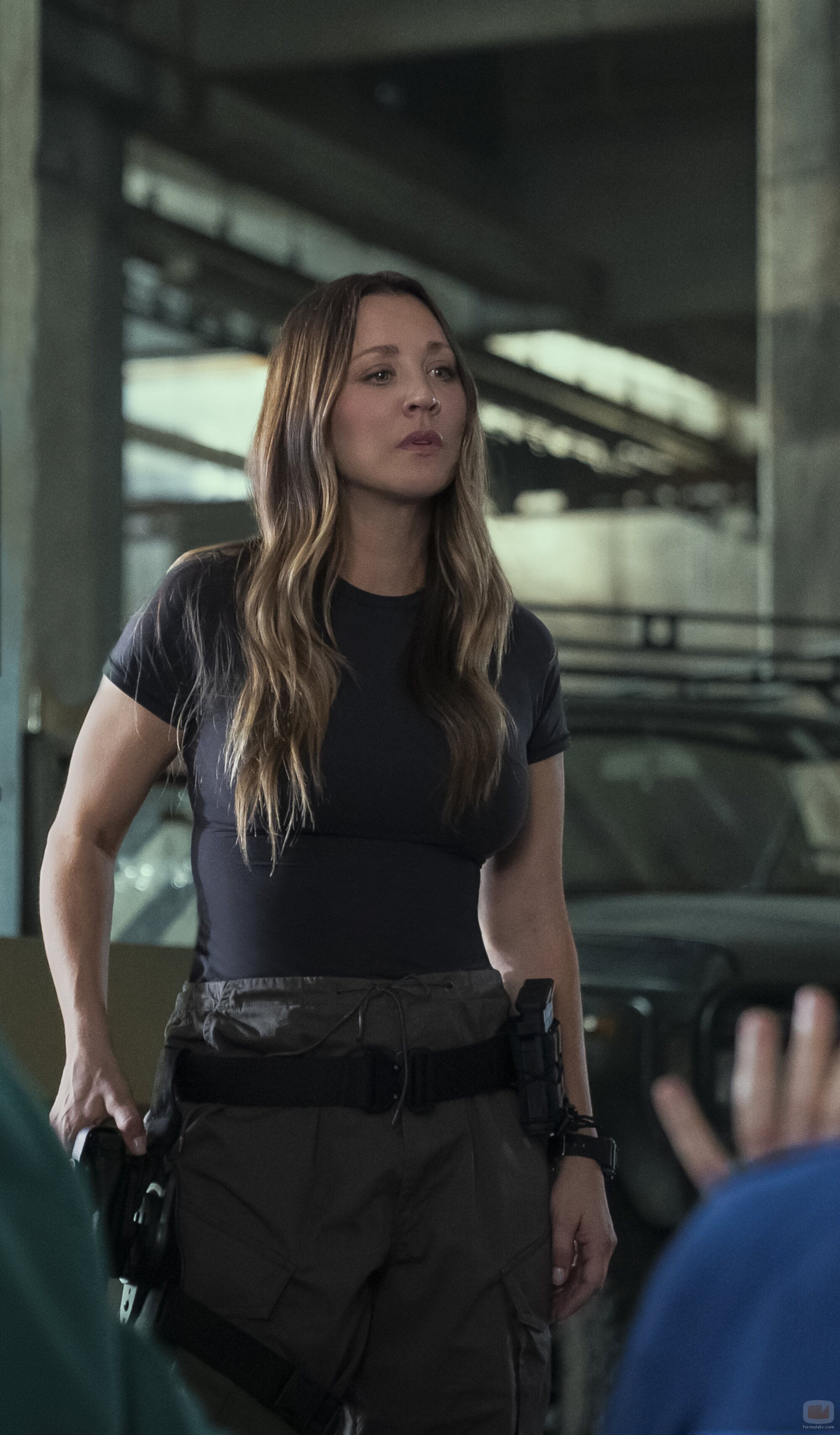 Kaley Cuoco en 1x02 'Espóiler: Zack Sale en Este' de 'Stuart no consigue salvar el universo'