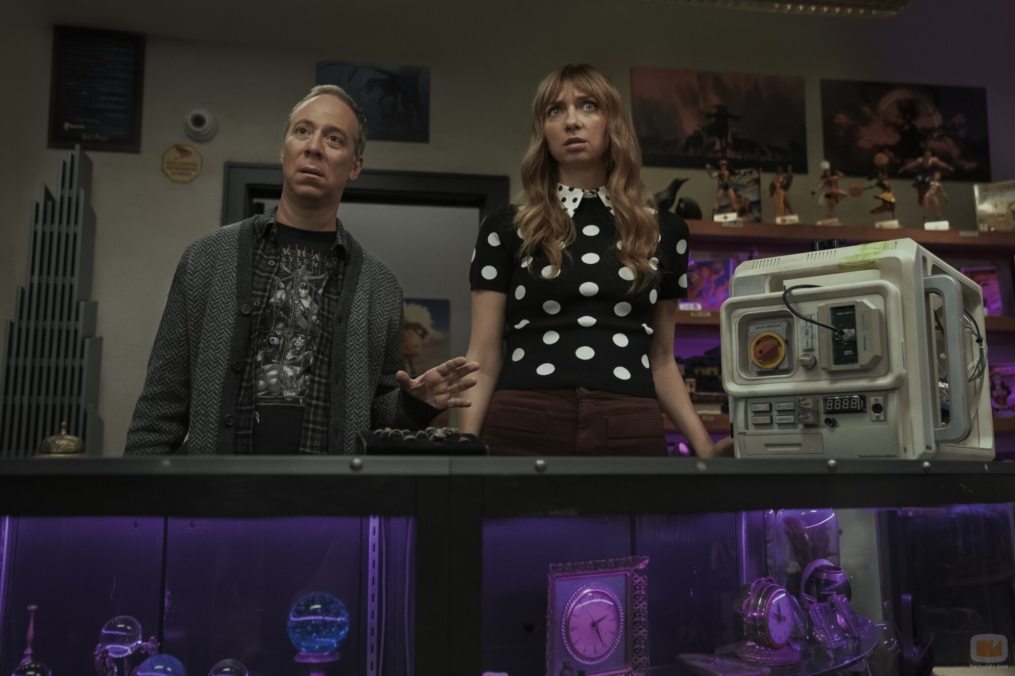Kevin Sussman y Lauren Lapkus en la temporada 1 y el capítulo 02 de 'Stuart no consigue salvar el universo'