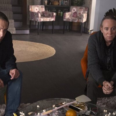 Kevin Sussman y John Ross Bowie en 1x03 'Espóiler: Bert es Mágico' de 'Stuart no consigue salvar el universo'