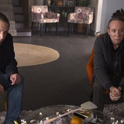 Kevin Sussman y John Ross Bowie en 1x03 'Espóiler: Bert es Mágico' de 'Stuart no consigue salvar el universo'