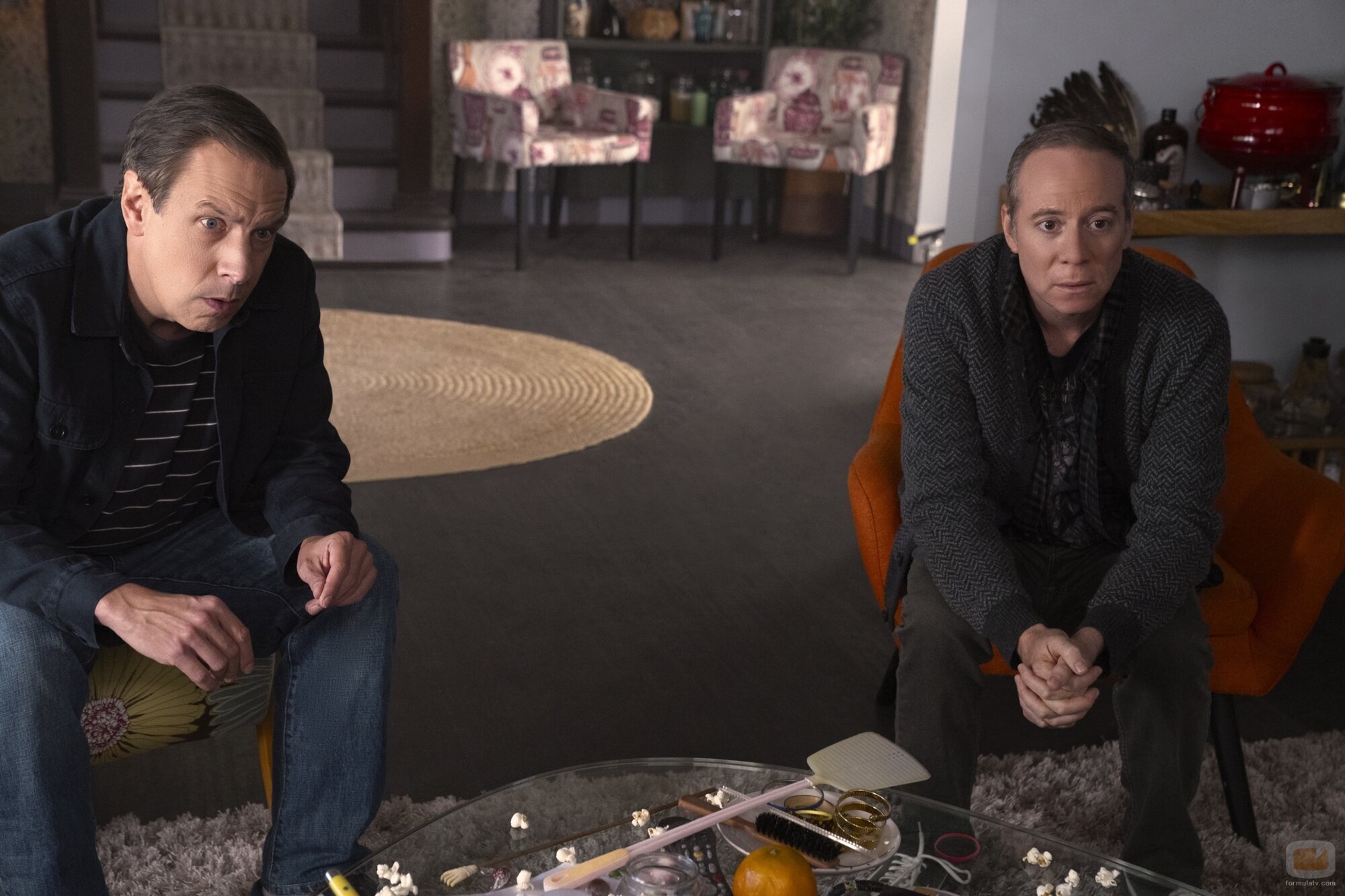 Kevin Sussman y John Ross Bowie en 1x03 'Espóiler: Bert es Mágico' de 'Stuart no consigue salvar el universo'
