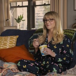 Melissa Rauch en el 1x03 de 'Stuart Fails to Save the Universe'