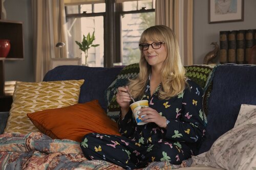 Melissa Rauch en el 1x03 de 'Stuart Fails to Save the Universe'