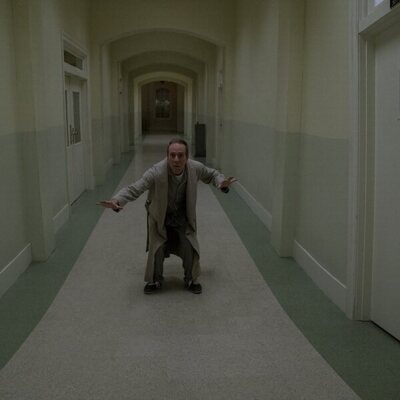 Kevin Sussman en 'Espóiler: Stuart Hace una Billetera' de 'Stuart Fails to Save the Universe'