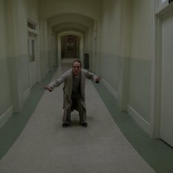 Kevin Sussman en 'Espóiler: Stuart Hace una Billetera' de 'Stuart Fails to Save the Universe'