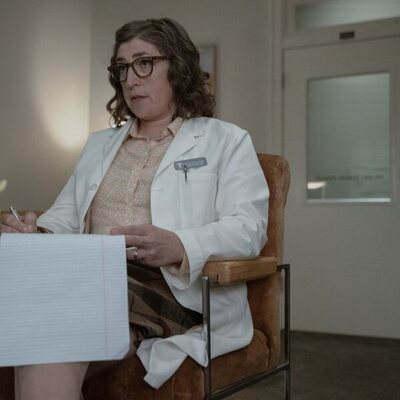 Mayim Bialik en 'Espóiler: Stuart Hace una Billetera' de 'Stuart Fails to Save the Universe'
