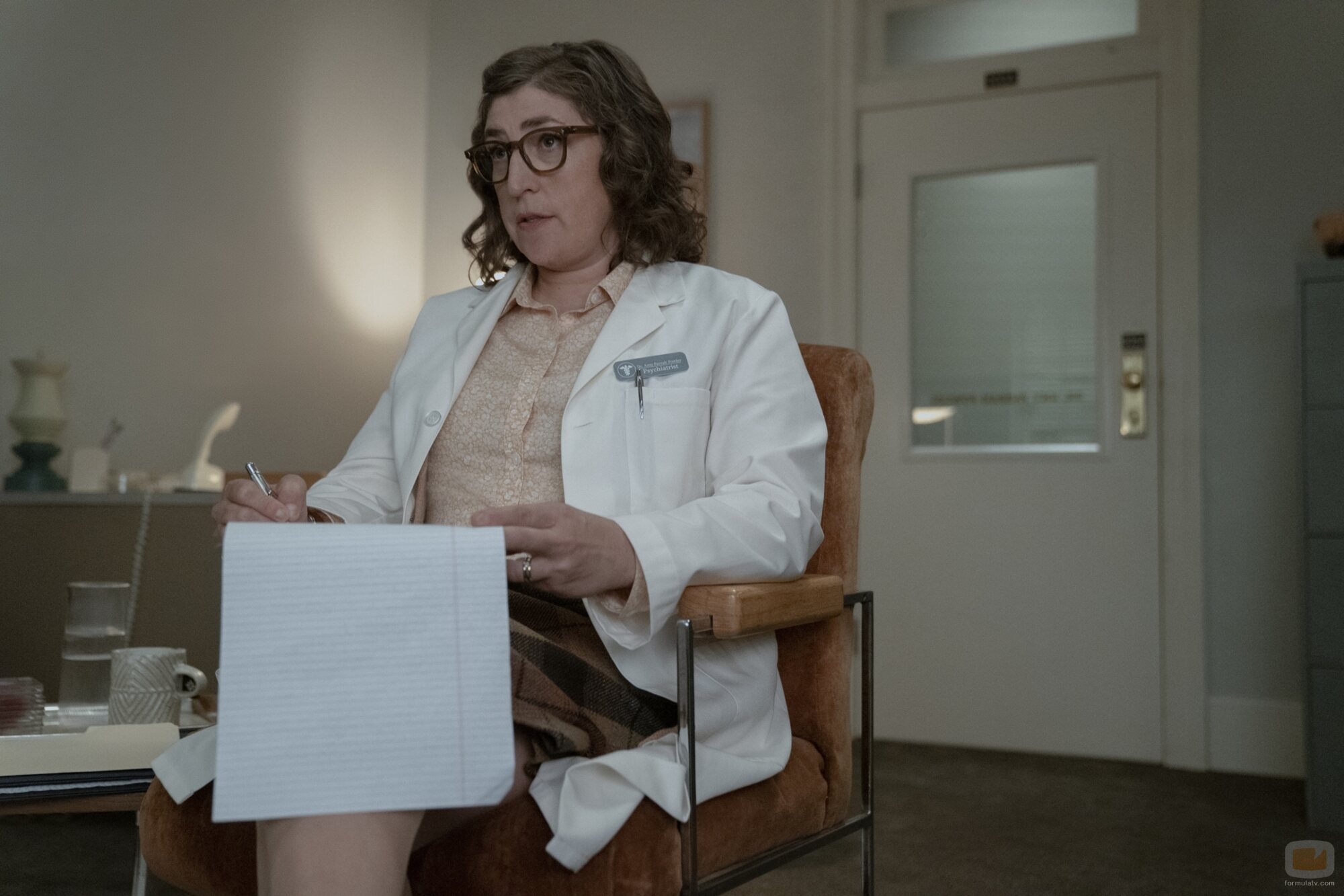 Mayim Bialik en 'Espóiler: Stuart Hace una Billetera' de 'Stuart Fails to Save the Universe'