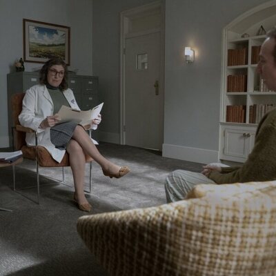 Kevin Sussman y Mayim Bialik en 1x04 'Espóiler: Stuart Hace una Billetera' de 'Stuart no consigue salvar el universo'