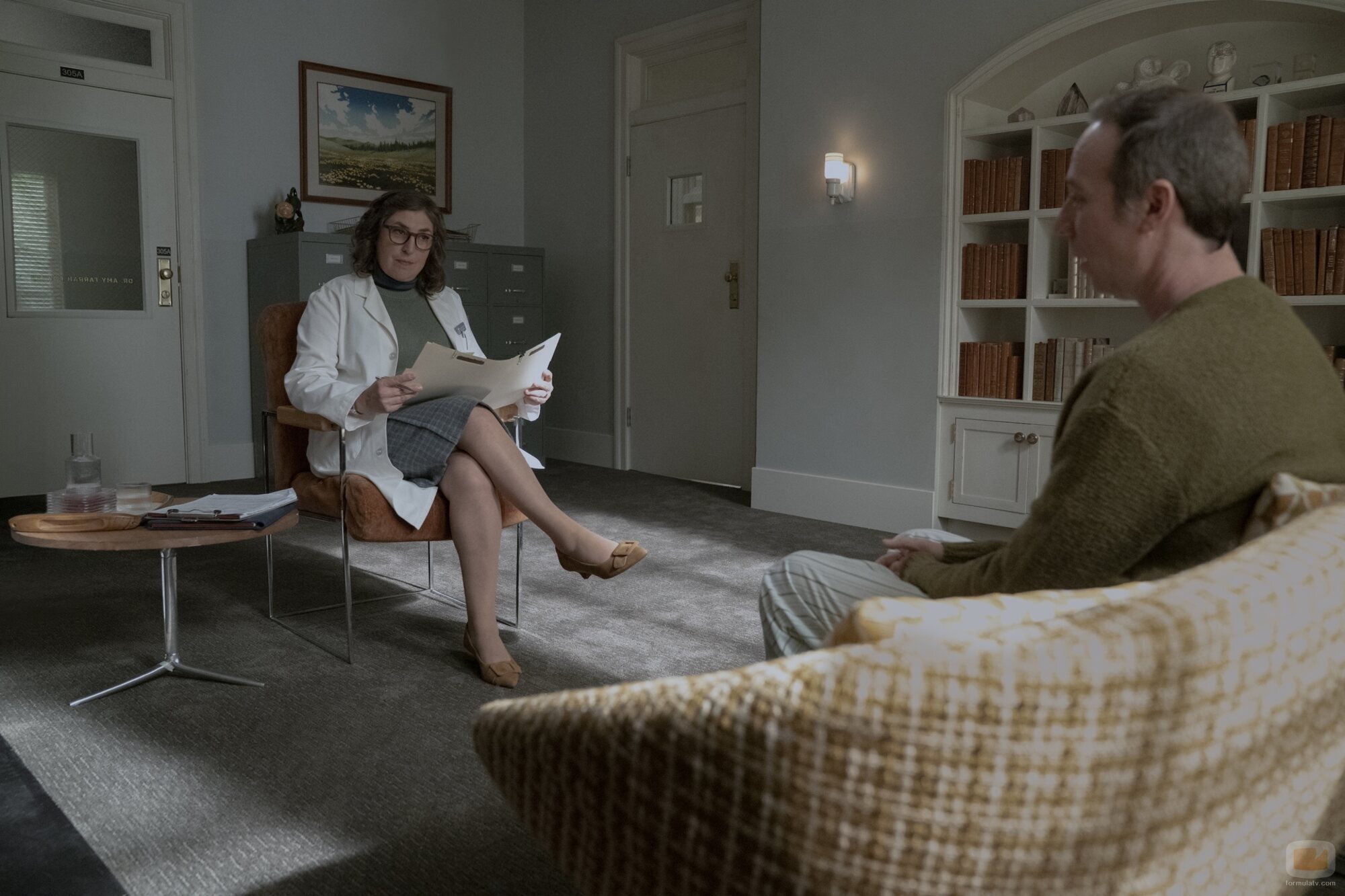 Kevin Sussman y Mayim Bialik en 1x04 'Espóiler: Stuart Hace una Billetera' de 'Stuart no consigue salvar el universo'