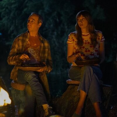 Lauren Lapkus y Kevin Sussman en 1x05 'Espóiler: Bert se Casa' de 'Stuart no consigue salvar el universo'