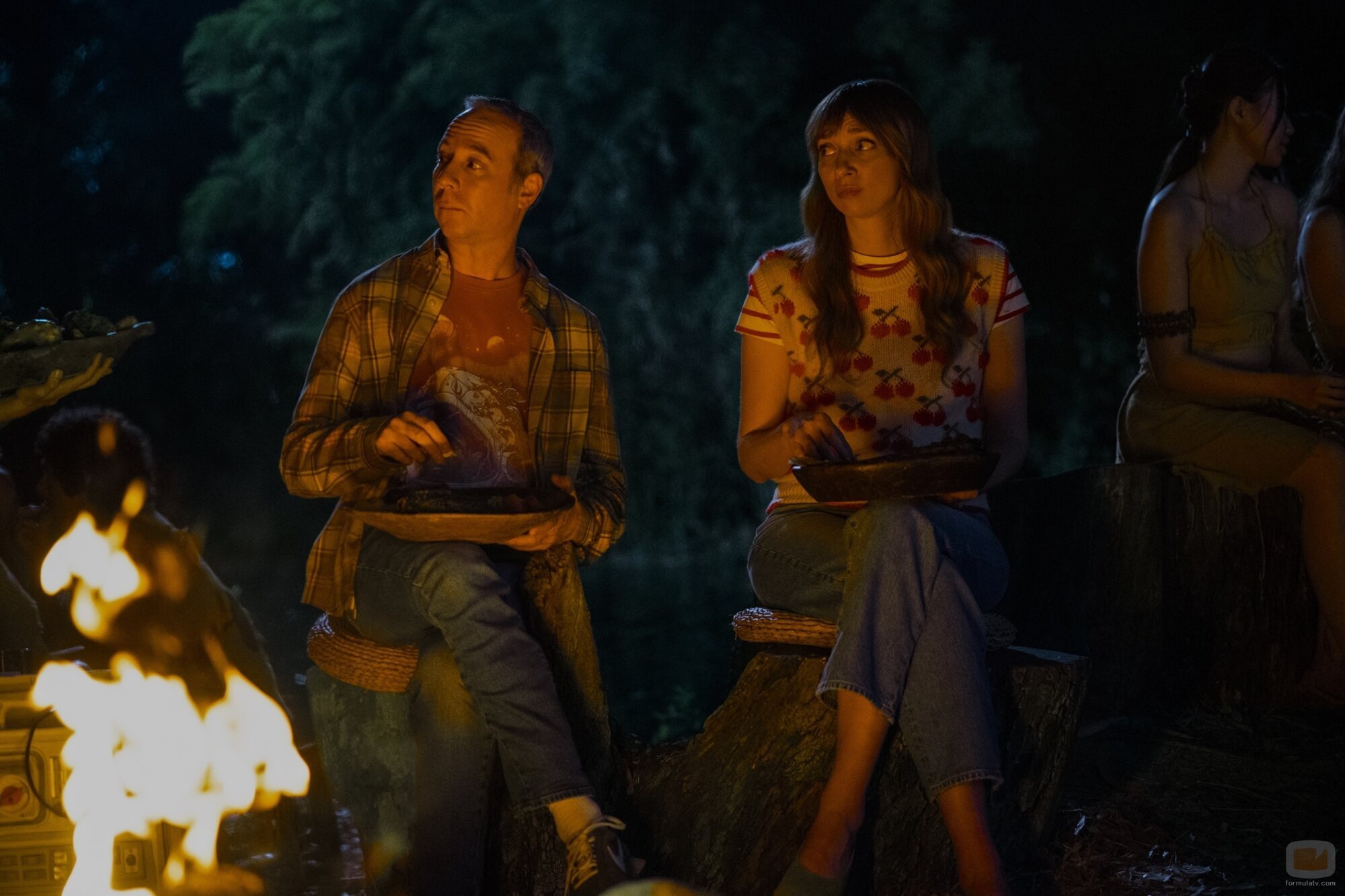Lauren Lapkus y Kevin Sussman en 1x05 'Espóiler: Bert se Casa' de 'Stuart no consigue salvar el universo'