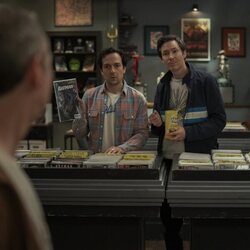 Josh Brener y Ryan Cartwright en 'Espóiler: El Maíz es Delicioso' de 'Stuart no consigue salvar el universo'