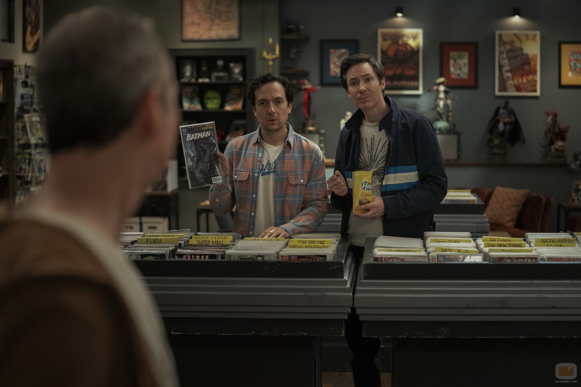 Josh Brener y Ryan Cartwright en 'Espóiler: El Maíz es Delicioso' de 'Stuart no consigue salvar el universo'