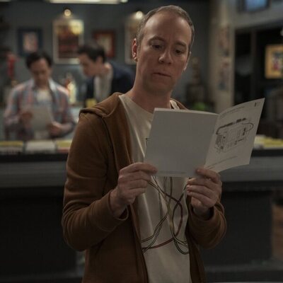 Escena de Kevin Sussman en 'Espóiler: El Maíz es Delicioso' de 'Stuart Fails to Save the Universe'