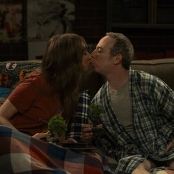 Kevin Sussman y Lauren Lapkus en 'Espóiler: El Maíz es Delicioso' de 'Stuart Fails to Save the Universe'