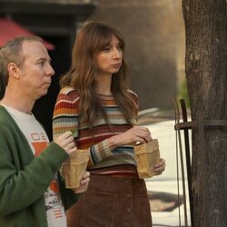 Lauren Lapkus y Kevin Sussman en 'Espóiler: El Maíz es Delicioso' de 'Stuart Fails to Save the Universe'