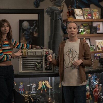 Kevin Sussman y Lauren Lapkus en 1x06 titulado 'Espóiler: El Maíz es Delicioso' de 'Stuart no consigue salvar el universo'