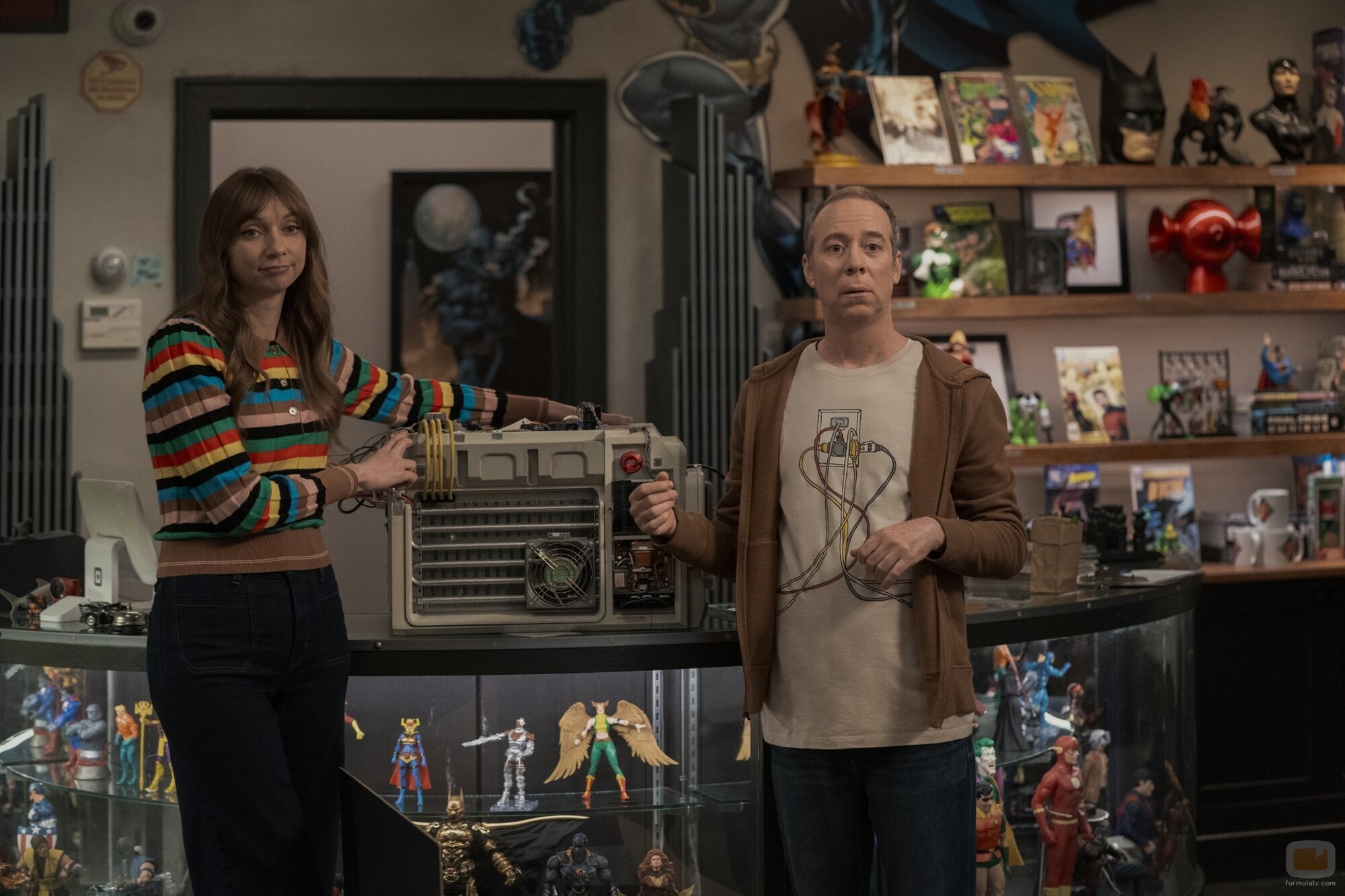 Kevin Sussman y Lauren Lapkus en 1x06 titulado 'Espóiler: El Maíz es Delicioso' de 'Stuart no consigue salvar el universo'