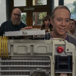 Kevin Sussman en 1x07 'Espóiler: Dexys Midnight Runners Cobran Regalías' de 'Stuart no consigue salvar el universo'