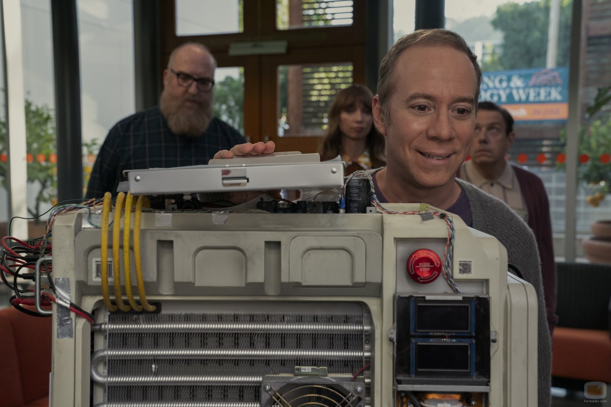 Kevin Sussman en 1x07 'Espóiler: Dexys Midnight Runners Cobran Regalías' de 'Stuart no consigue salvar el universo'