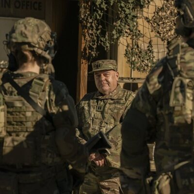 Dean Norris en 'Espóiler: Estamos Tan Confundidos Como Tú' de 'Stuart Fails to Save the Universe'