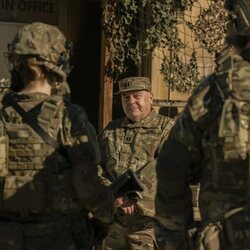 Dean Norris en 'Espóiler: Estamos Tan Confundidos Como Tú' de 'Stuart Fails to Save the Universe'