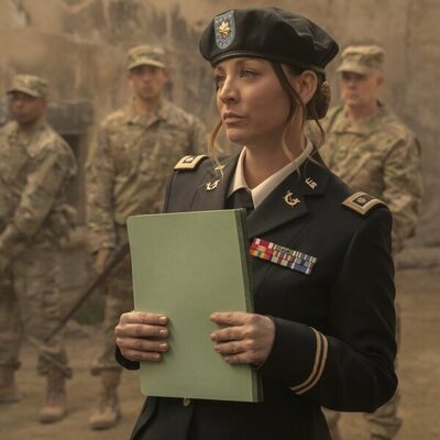 Kaley Cuoco en 'Espóiler: Estamos Tan Confundidos Como Tú' de 'Stuart Fails to Save the Universe'