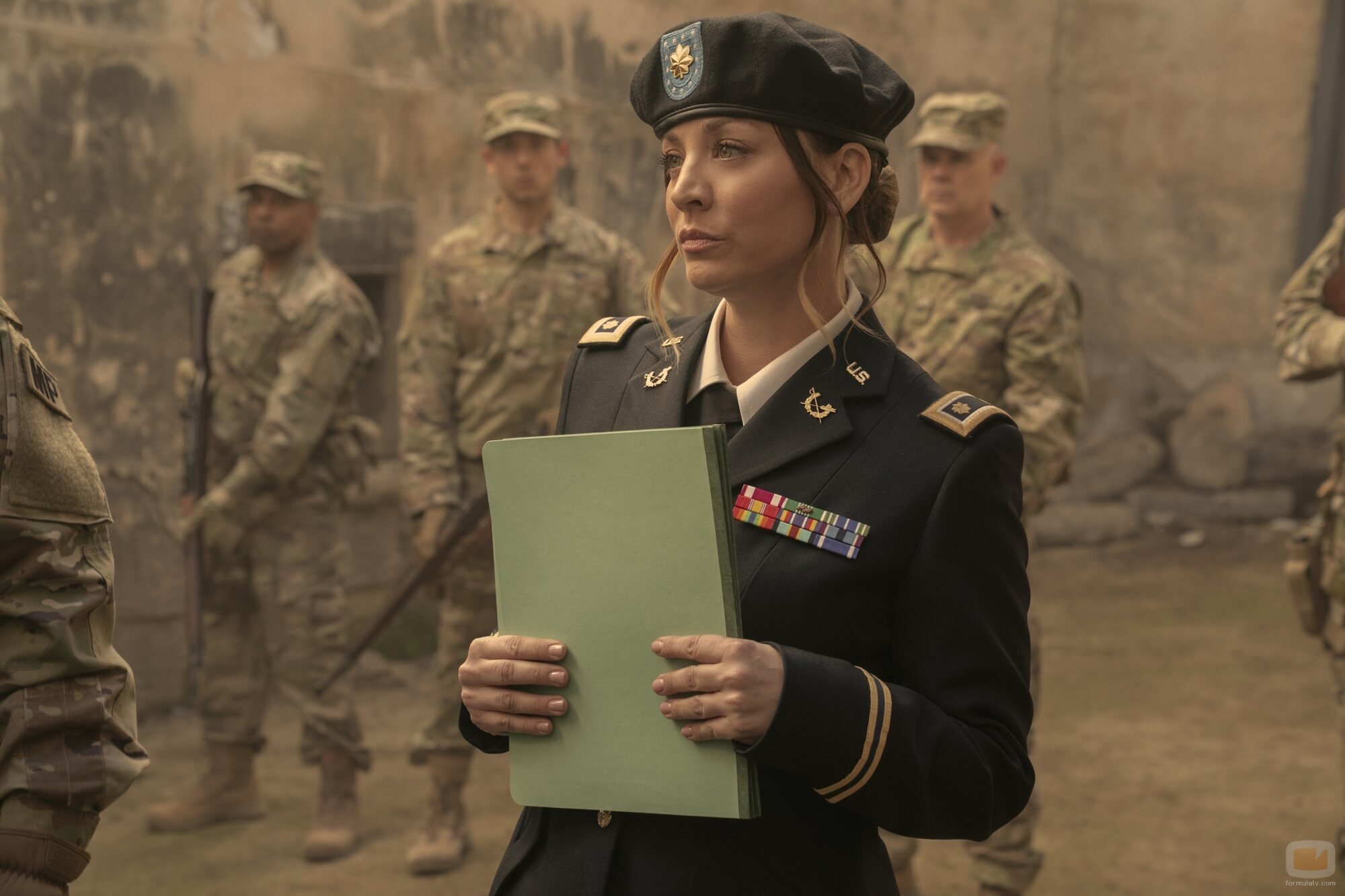 Kaley Cuoco en 'Espóiler: Estamos Tan Confundidos Como Tú' de 'Stuart Fails to Save the Universe'