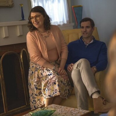 Andy Ridings y Mayim Bialik en Capítulo 9 titulado 'Espóiler: No Conseguimos a Linterna Verde' de 'Stuart no consigue salvar el universo'