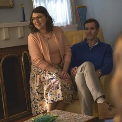 Andy Ridings y Mayim Bialik en Capítulo 9 titulado 'Espóiler: No Conseguimos a Linterna Verde' de 'Stuart no consigue salvar el universo'