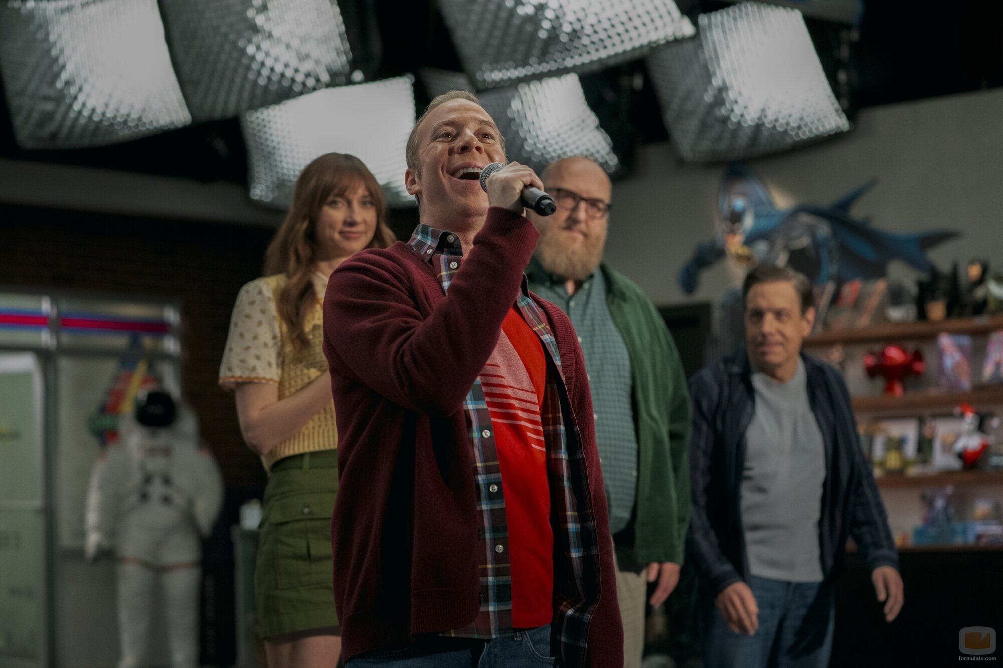 Escena de 1x10 'Espóiler: Grabado frente a una audiencia en el estudio' de 'Stuart no consigue salvar el universo'