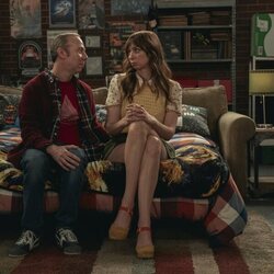 Lauren Lapkus y Kevin Sussman en el 1x10 de 'Stuart Fails to Save the Universe'