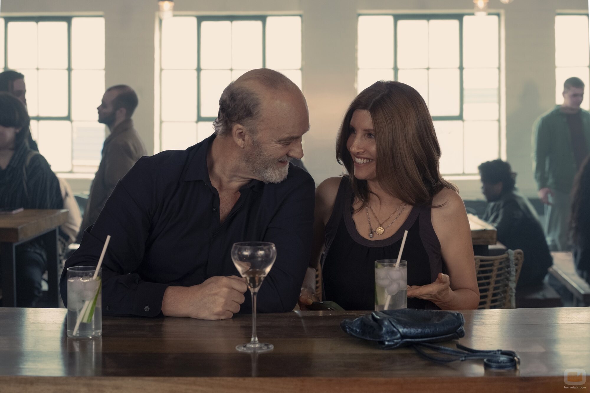 Sharon Horgan y Tim McInnerny en la temporada 1 y el capítulo 04 de 'Youth'