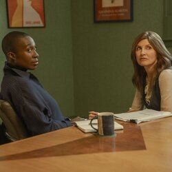 Vivienne Acheampong y Sharon Horgan en la temporada 1 y el capítulo 04 de 'Youth'