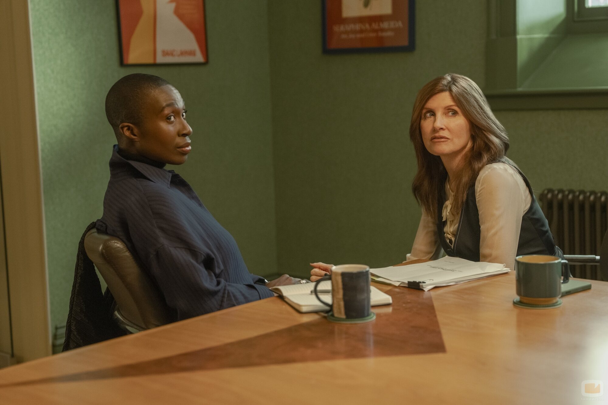 Vivienne Acheampong y Sharon Horgan en la temporada 1 y el capítulo 04 de 'Youth'