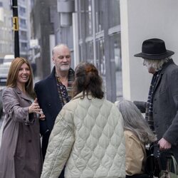 Sharon Horgan y Tim McInnerny en 1x04 titulado 'Un Tal Michael' de 'Youth'
