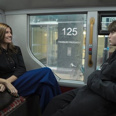 Sharon Horgan y Aran Murphy en el 1x04 de 'Youth'