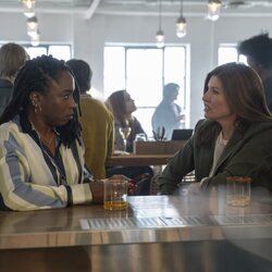 Sharon Horgan y Sharlene Whyte en 1x04 titulado 'Un Tal Michael' de 'Youth'