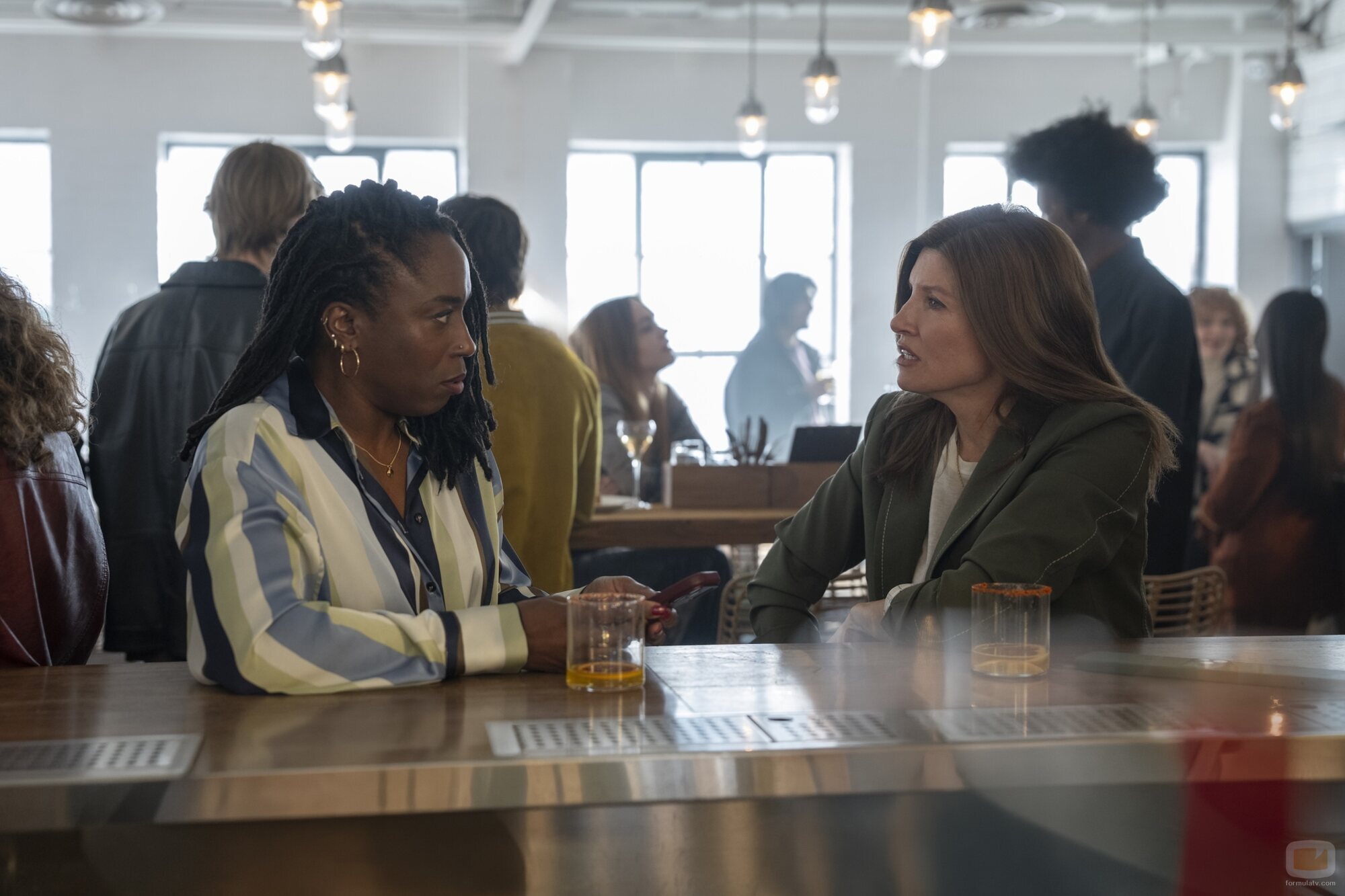 Sharon Horgan y Sharlene Whyte en 1x04 titulado 'Un Tal Michael' de 'Youth'